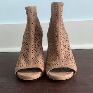 Stuart Weitzman 7.5 Cut Out Heel